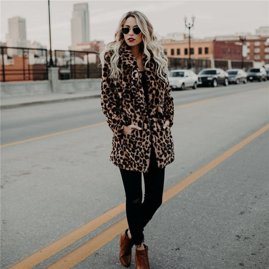 LeopaLuxe™ – Faux Fur Luipaardjas met Urban Attitude